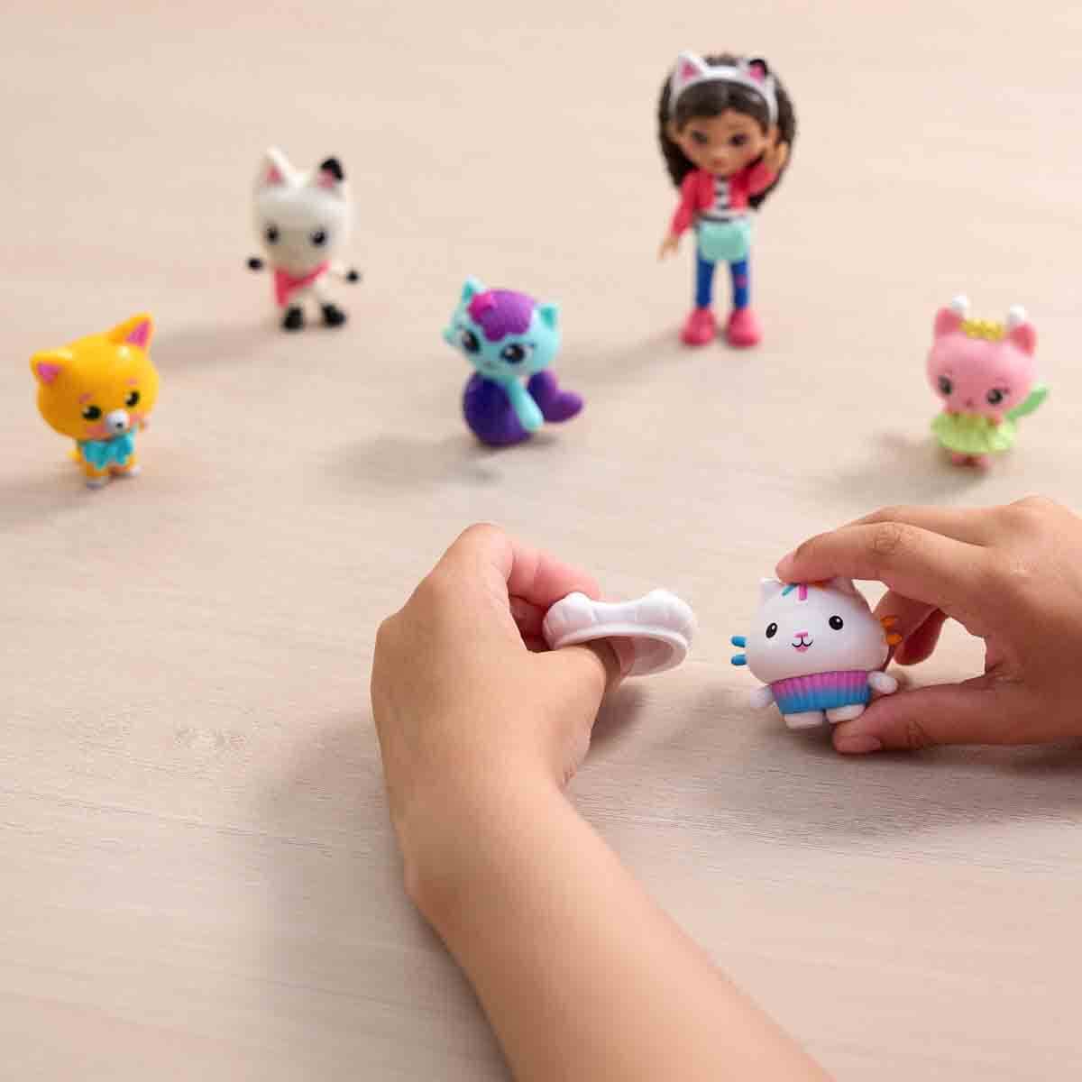 gabby-s-dollhouse-kedi-macerasi-ekibi-6-li-figur-seti-6072633..jpg