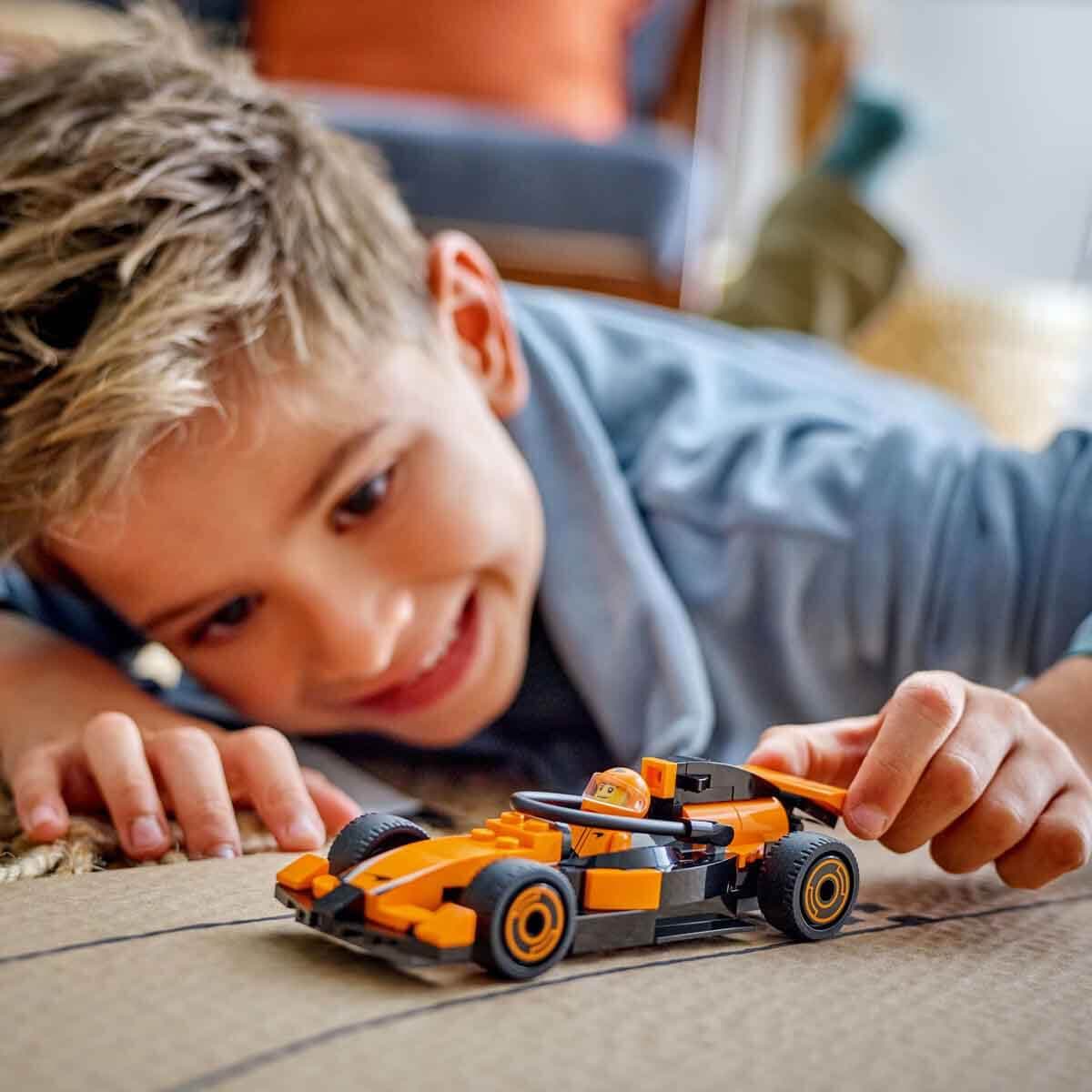 lego-city-mclaren-f1-yaris-arabasi-ve-surucu-60442-86-parca-7.jpeg